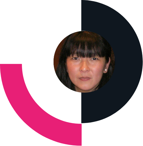 Foto do rosto da Rosa Matsushita, uma mulher japonesa de cabelos pretos lisos com franjinha abaixo da sobrancelha, olhos puxados, nariz arredondado, boca estreita e rosto formato de diamante. Usa uma blusa preta.